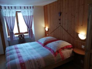 1 dormitorio con cama y ventana en Les Gentianes, en Breitenbach-Haut-Rhin