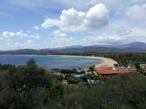 - Vistas a la playa y al complejo en Il sughereto, en Àrbatax