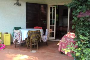 a table and chairs sitting on a patio at Casa Charming immersa nel verde in Forte dei Marmi