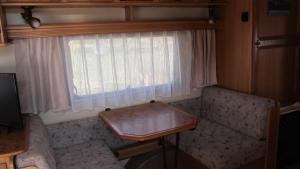 un interior de una caravana con una ventana y una mesa en Am Wolfsbach 5 en Weitenhagen