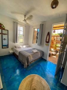 ein Schlafzimmer mit einem Bett mit blauem Boden in der Unterkunft Shaka House in Puerto Escondido + 34 Fotos