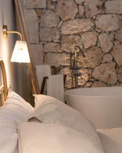 uma cama com um candeeiro e uma banheira num quarto em Casas de San Pedro em Hita