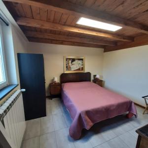 a bedroom with a large bed in a room at Tuccio's Villa in Solicchiata