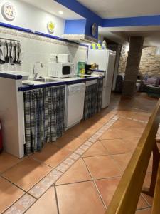 a kitchen with a sink and a microwave at Bodega íntima in Zaragoza
