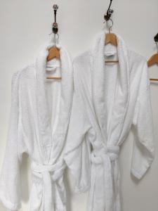 two white towels are hanging on a rack at White Horse Inn in Chester