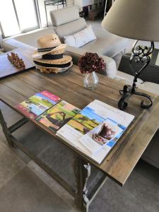 a coffee table with a hat on top of it at La Lézardine in Ratenelle