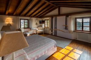 ein Schlafzimmer mit einem Bett und ein Wohnzimmer in der Unterkunft Agriturismo La Vigna di Sarah in Vittorio Veneto