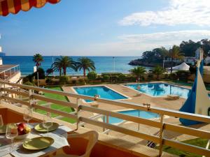 a view of a swimming pool and the ocean at Voramar in Calpe