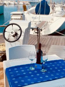 阿尔盖罗Houseboat Seabreeze的桌子上有两个酒杯和一瓶酒
