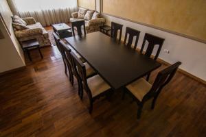 a dining room with a black table and chairs at Un lugar familiar in Cochabamba