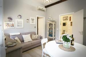 a living room with a couch and a table at Il Portico in Monterosso al Mare