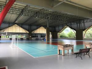 una palestra vuota con un campo da basket in un edificio di Casa de campo em resort com banheiras água termal a Santo Amaro da Imperatriz