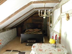 ein Schlafzimmer mit einem Bett im Dachgeschoss in der Unterkunft Miejsce Mocy Mazury in Kolno