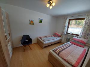 1 dormitorio con cama y ventana en Fewo Sonnenberg Graswang, en Graswang