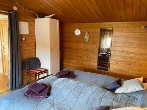 1 dormitorio con 1 cama en una cabaña de madera en Rusthållaregården i Edenryd, en Bromölla