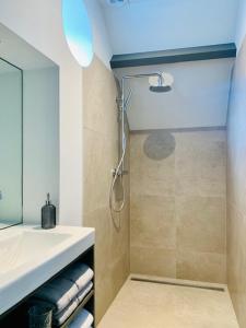 ein Badezimmer mit Dusche und Waschbecken in der Unterkunft The Green House Lodge in Den Dungen + 23 Fotos