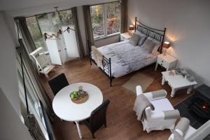 ein Wohnzimmer mit einem Bett, einem Tisch und Stühlen in der Unterkunft BenB Op de Vleet in Centrum