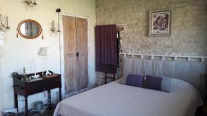 um quarto com uma cama, uma mesa e uma janela em Chez Chris em Jard-sur-Mer