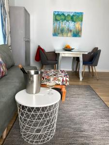 A seating area at Diva Garden Apartment