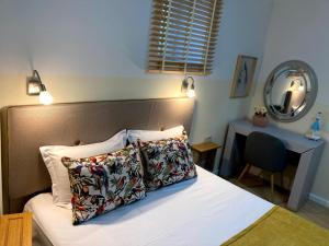 A bed or beds in a room at Diva Garden Apartment