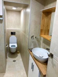 A bathroom at Diva Garden Apartment