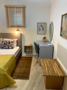 A bed or beds in a room at Diva Garden Apartment