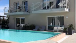The swimming pool at or close to *CENTRAL LAKESIDE APT*Swimming Pool & Free Parking