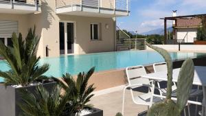 The swimming pool at or close to *CENTRAL LAKESIDE APT*Swimming Pool & Free Parking