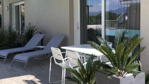 The swimming pool at or close to *CENTRAL LAKESIDE APT*Swimming Pool & Free Parking