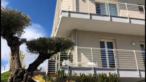 A balcony or terrace at *CENTRAL LAKESIDE APT*Swimming Pool & Free Parking