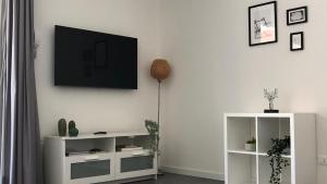 A television and/or entertainment centre at *CENTRAL LAKESIDE APT*Swimming Pool & Free Parking