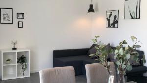 A seating area at *CENTRAL LAKESIDE APT*Swimming Pool & Free Parking