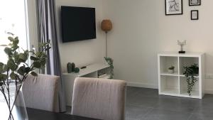 A television and/or entertainment centre at *CENTRAL LAKESIDE APT*Swimming Pool & Free Parking