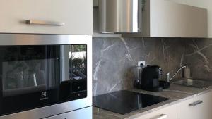 A kitchen or kitchenette at *CENTRAL LAKESIDE APT*Swimming Pool & Free Parking
