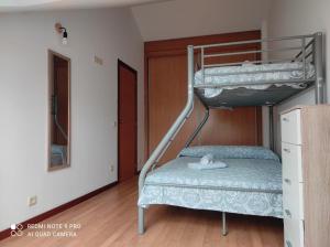 מיטה או מיטות קומותיים בחדר ב-Atico Cuntis Thermae