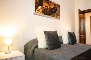 salon z kanapą i 2 poduszkami w obiekcie Gioviale House Pescara w mieście Pescara
