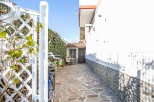 przejście w domu z płotem w obiekcie Gioviale House Pescara w mieście Pescara