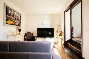 salon z kanapą i telewizorem z płaskim ekranem w obiekcie Gioviale House Pescara w mieście Pescara