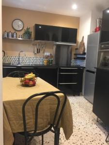 una cocina con una mesa con un bol de fruta. en Domaine Sesquier Mas d'exception Iris, en Mèze