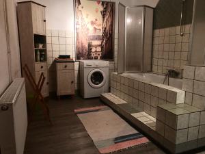 a bathroom with a washing machine and a tub at Unterkunft bis 7 Personen in Ilmenau Oehrenstock in Ilmenau +11 photos