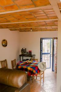 uma sala de estar com uma mesa e um sofá em Casa Sofi & Martín, cozy Mexican home em Lo de Marcos