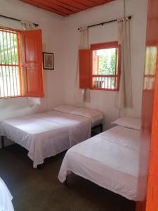 Postel nebo postele na pokoji v ubytování Hostal Rio Arabia - Valle De Cocora HOTEL