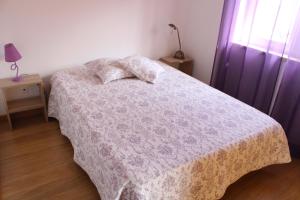 ロウリニャンにあるGrillohouseのベッドルーム1室(毛布、窓付)