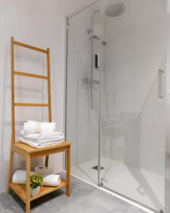 baño con ducha y mesa con toallas en Apartamento La Placeta, en Monroyo