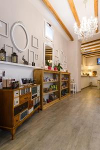 Habitación grande con muebles de madera y lámpara de araña. en Cas'E Charming House en Caserta