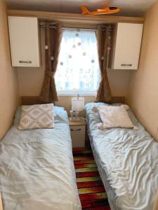 En eller flere senger på et rom på Caravan for rent at Tattershall Holiday Park