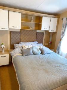 Imagen de la galería de Caravan for rent at Tattershall Holiday Park, en Tattershall