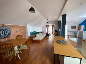 波格拉德茨的住宿－Vila Topciu，厨房以及带桌子和沙发的客厅。