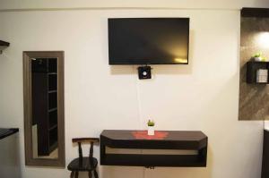 A television and/or entertainment centre at Cabo Tortuga Hotel Boutique