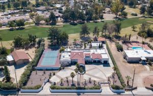 7BR Villa on Golf Course with Castita Pool Tennis and Basketball Court tesisinin kuş bakışı görünümü